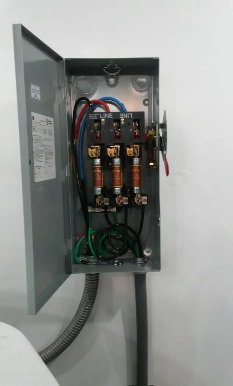 Three-phase disconnect switch installed for Smoke Detector Installation in St. Martinville